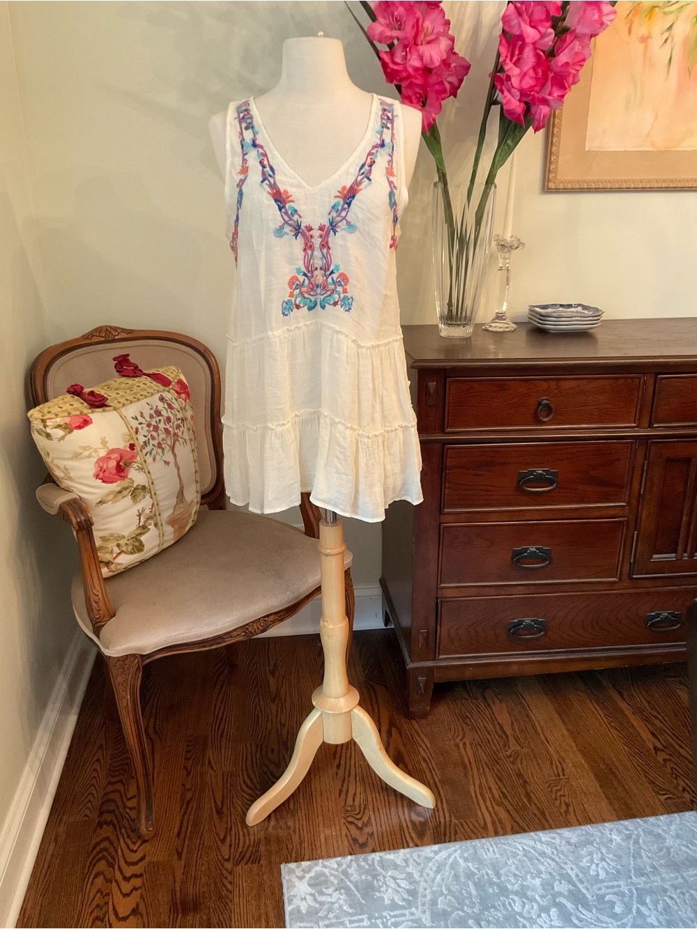 NWT Entro White Embroidered Tank with Multicolor Floral Trim